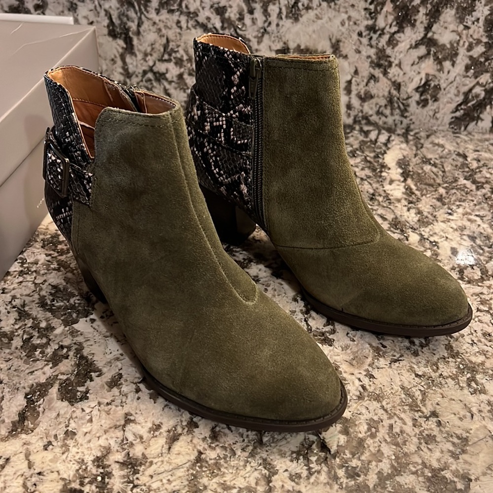 Vionic Size 8.5 Upright Naomi Snake Boot in Olive
